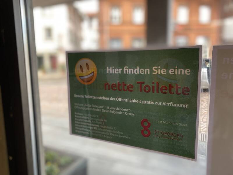 Schild der netten Toilette an der Eingangstüre 