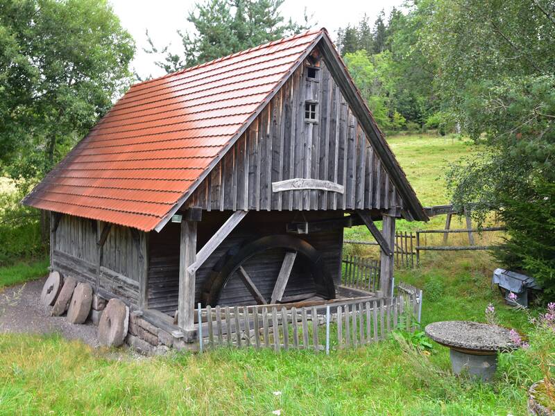 Kleine Mühle auf einer Wiese 