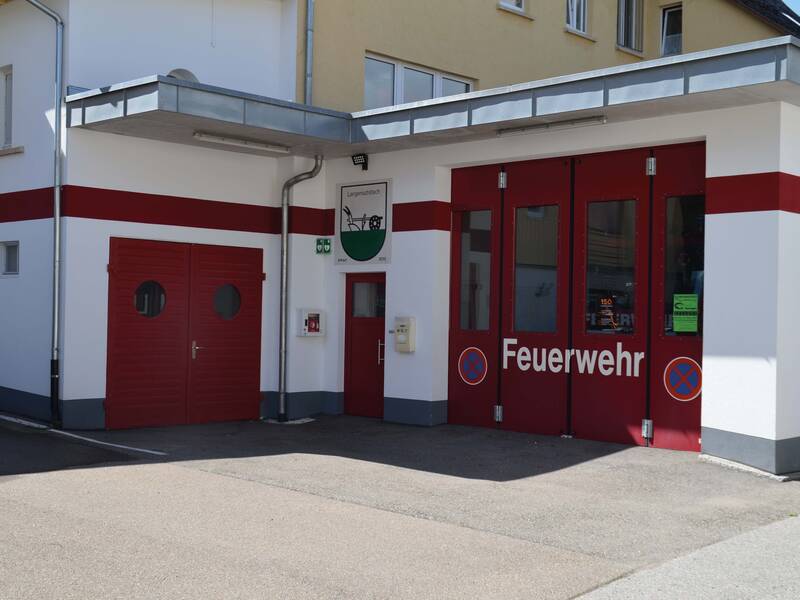 Sicht auf zwei rote Tore in einem Haus für Feuerwehrfahrzeuge