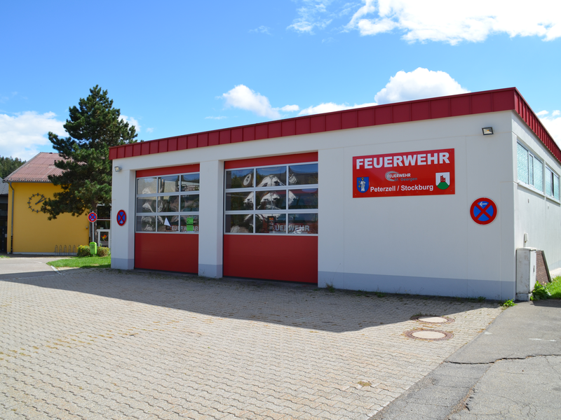 Sicht auf zwei rote Rolltore mit Fenstern für Feuerwehrfahrzeuge