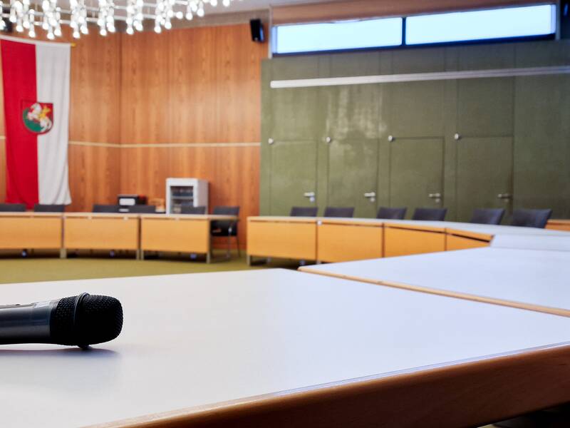 Mikrofon liegt auf einem Tisch im Großen Sitzungssaal