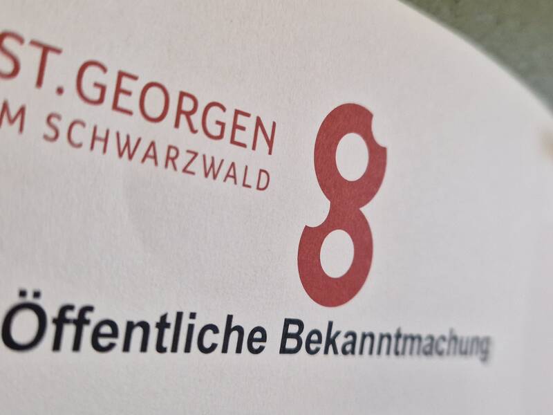 Blatt mit Schriftzug St. Georgen im Schwarzwald und Öffentliche Bekanntmachung