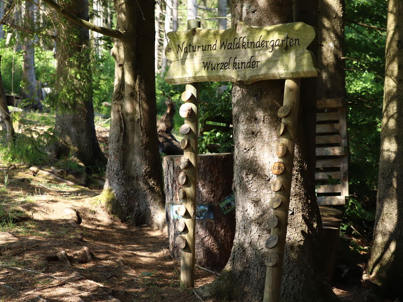 Holzschild mit Namen der "Wurzelkinder"