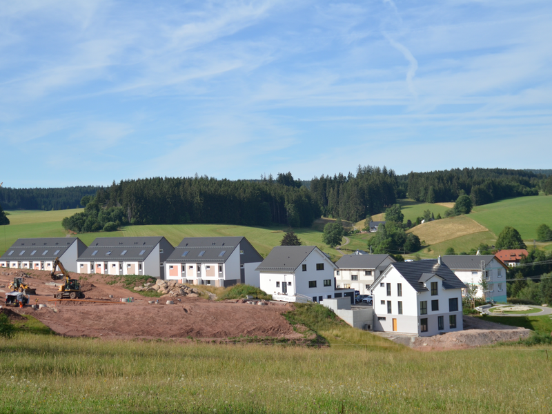 Wohngebiet mit Baustelle im Vordergrund